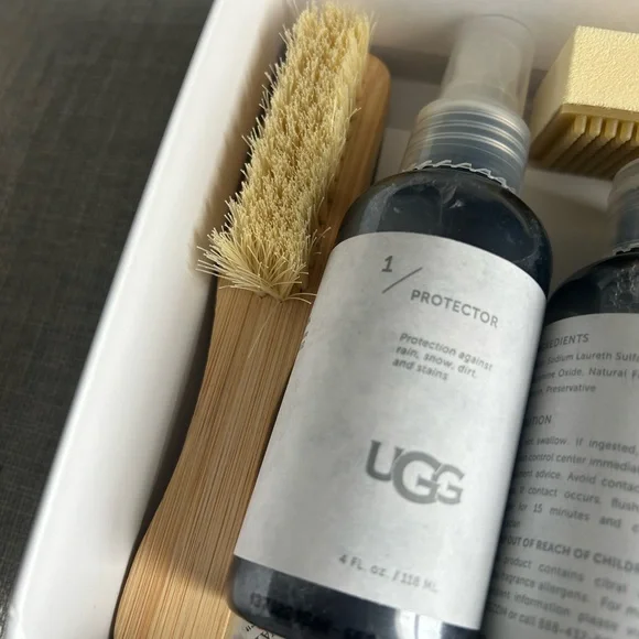 UGG Sheepskin and Suede Cleaning Kit - Picture 2 of 9